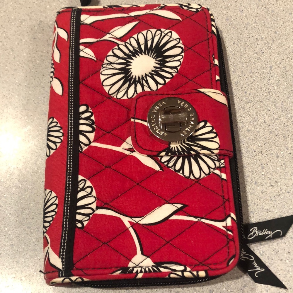 Vera Bradley Large Credit Card Wallet. Buckle closure for Cards 2 Zipper Pocket